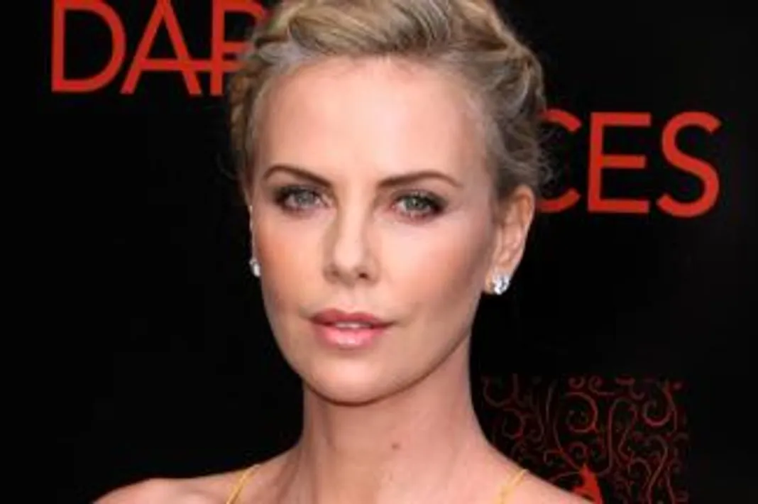 People Are FURIOUS That Charlize Theron Let Her Son Dress Like Elsa From ‘Frozen’ Charlize Theron